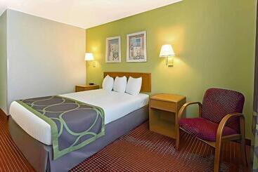 فندق صغير Rodeway Inn & Suites