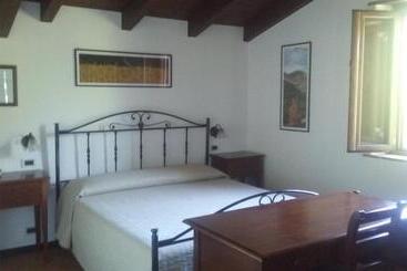 تختخواب و صبحانه Il Casale Delle Fragole