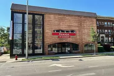 هتل Ramada By Wyndham Milwaukee