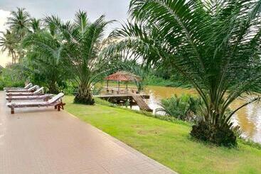 Lamphurai Riverside Resort And Spa
