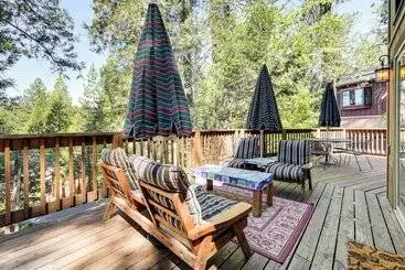 Mökkimajoitus Beach Access, Furnished Deck & Grill: Arnold Cabin