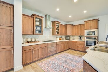 Сельский дом Waterfront Views: Lake Ontario Gem W/ Fireplace