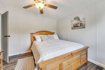 بيت ريفى Remote Harwood Retreat W/ Yard & Bbq Pit!