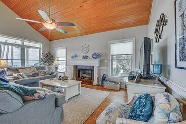 بيت ريفى Riverfront Aurora Home W/ Deck & Private Pier!