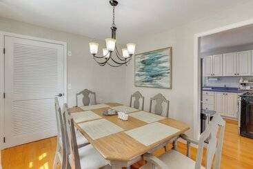 بيت ريفى Walk To Beaches: Sunny East Haven Home W/ Grill