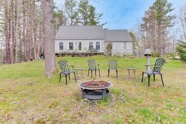 Hus på landet Beautiful Mousam River Retreat: Hot Tub & Kayaks!