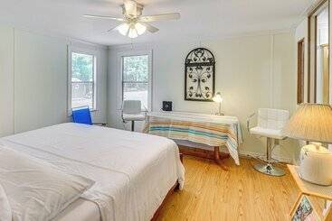 Dom wiejski Crescent City Home W/ Charcoal Grill: Near 3 Lakes