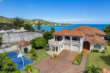 کلبه Oceanfront  Majestic Beach House  W/ Gym + Pool!