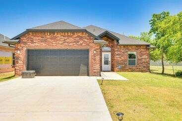 Casa Rural Pet Friendly Elgin Retreat W/ Patio, Grill & Yard!