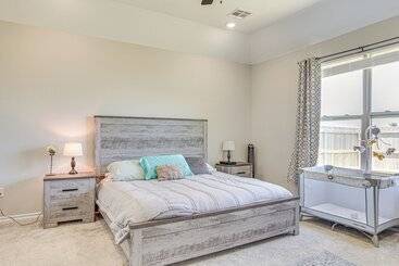 Vidéki Ház Pet Friendly Elgin Retreat W/ Patio, Grill & Yard!