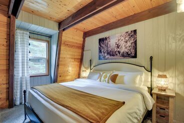 קוטג'' Rhododendron Family Cabin: Hot Tub & Deck!