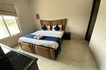 استراحتگاه Gobravo 12   Vansh 4bhk Farm W/t Pool Sec135 Noida