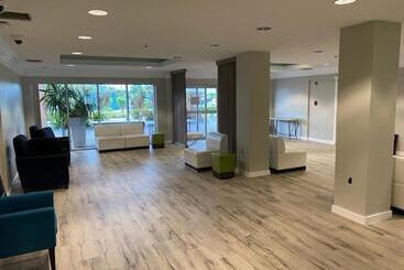 هتل The Grand Caymanian Resort