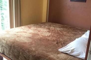 هتل Y Estancia 24 7