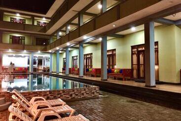 فندق Serenade Beach