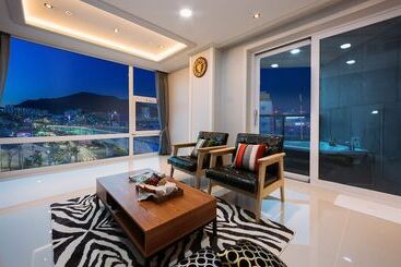 آپارتمان‌های توریست‌ها Yeosu Paradise Spa Pension