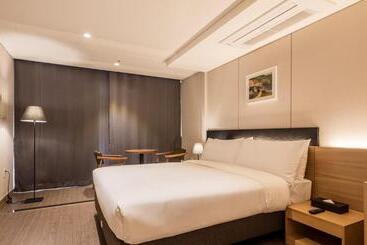 酒店 The First Stay