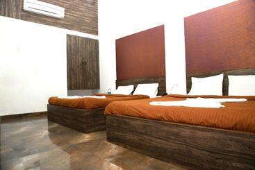 Отель Ambassador