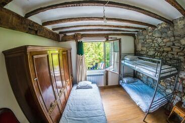 تختخواب و صبحانه Surf Camp San Sebastian Partyhostel