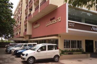 호텔 Priyadarshini Pride