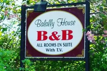 تختخواب و صبحانه Balally House