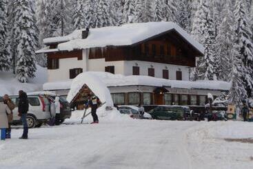 בית מלון כפרי Albergo Chalet Lago Antorno