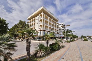 Ambasciatori Hotel   Beach Front  Breakfast Xxl & Brunch Until 12 30pm