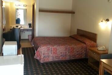 בית מלון כפרי Holiday Pines Inn And Suites