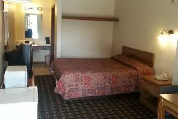 Hotel Holiday Pines Inn And Suites