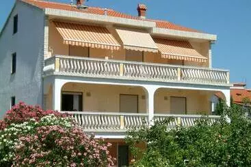 تختخواب و صبحانه Guesthouse Mira