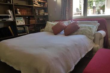 تختخواب و صبحانه B And B On Hay Street By The Sea