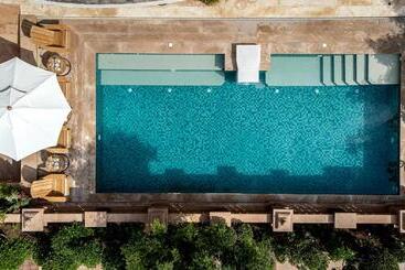 تختخواب و صبحانه The Almond Tree