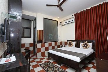 Oyo 9705 Hotel Paradise Residency