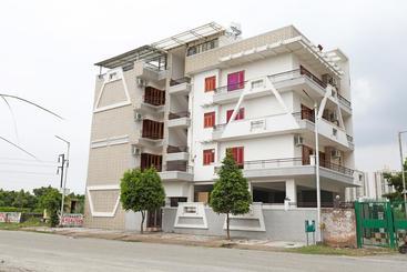 Hotell Oyo 9341 Mascot Pentazz