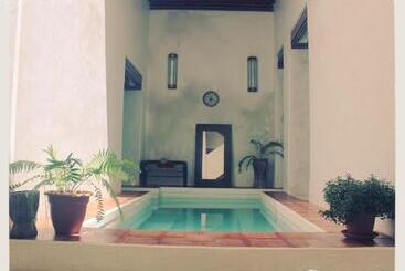 تختخواب و صبحانه Andavelo House