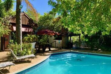 تختخواب و صبحانه The Little Hideaway Guesthouse