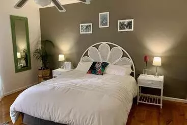 تختخواب و صبحانه The Little Hideaway Guesthouse