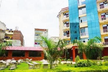 בית מלון כפרי Niketan Mezbaan Suites