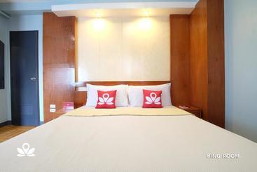 هتل Zen Rooms Basic Quirino Station