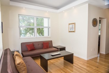 Apartmanszálloda La Costa Suites By Royal Stays