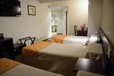 ホテル Cuatro Plazas