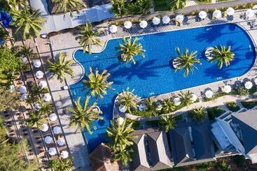 בית מלון כפרי X10 Khaolak Resort