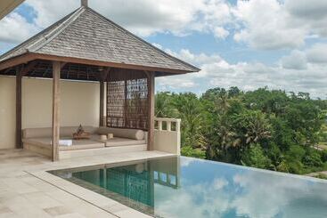 فندق Komaneka At Keramas Beach