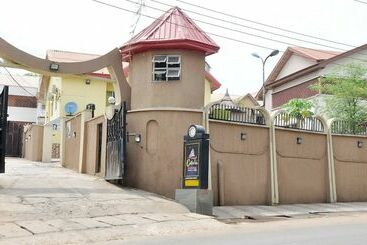 California Garden Hotel And Suites