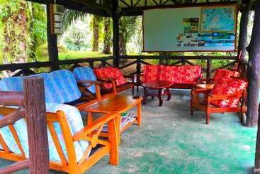 Sukau Backpackers B&b