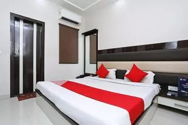 ホテル Oyo 13475 Kn Plaza