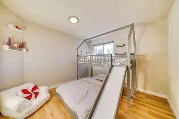 Landhus Lakefront Gem: Balcony, Fire Pit & Yard In Everett