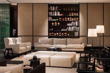 Hotel The Middle House