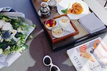 Otel The Middle House