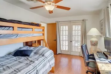 コテージ Desert Retreat In Golden Valley: Courtyard & Views